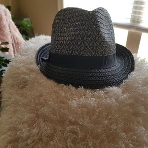 Jennifer Lopez black and gray fedora